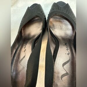 EUC-Nina Womens Evening Black Satin Peep Round Toe Pumps Slip On Shoes‎ Size- 9M